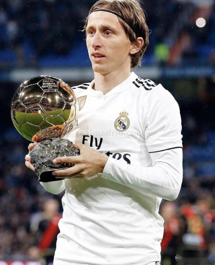 拉普拉塔大学生抗议阿足协新规，背身列队迎接联赛冠军罗萨里奥